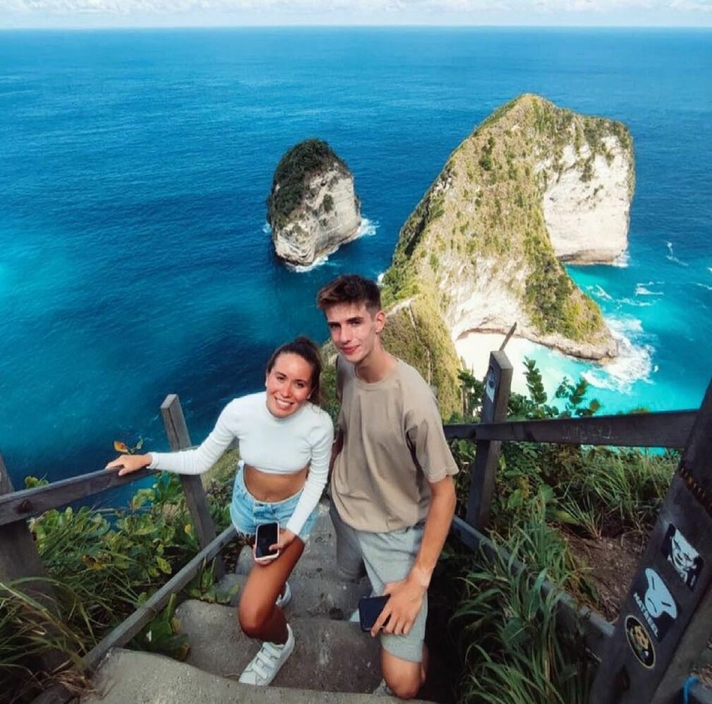 <p>I'm a service! </p>