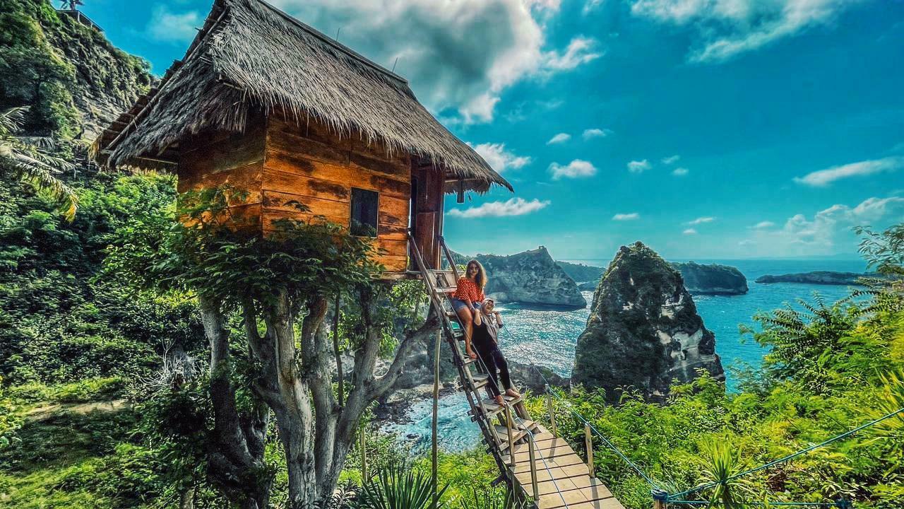 <p>I'm a service! </p>